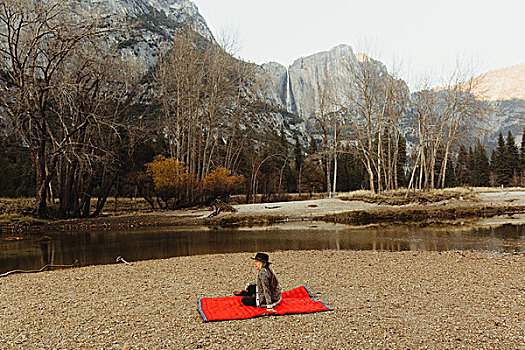 坐,女人,红色,毯子,向外看,风景,优胜美地国家公园,加利福尼亚,美国