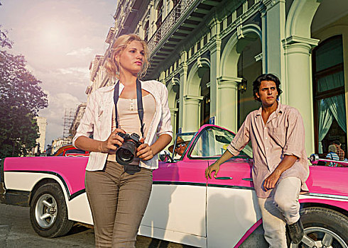 年轻,情侣,旧式,敞篷车,照相,哈瓦那,古巴
