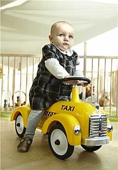 婴儿,骑,玩具车