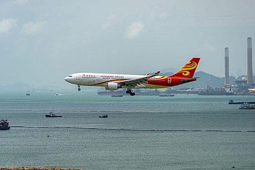 一架香港航空的客机正降落在香港国际机场