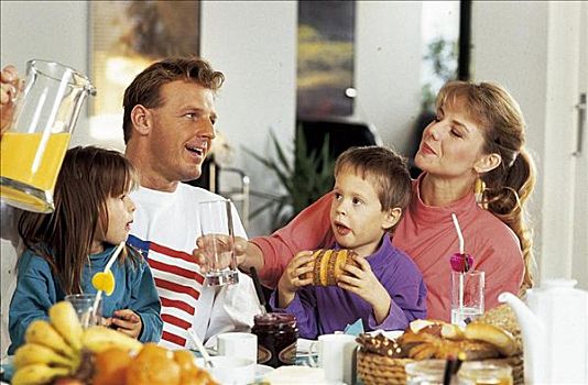 家庭,女人,男人,父亲,母亲,孩子,女孩,早餐,新鲜水果,父母,桌子,橙汁