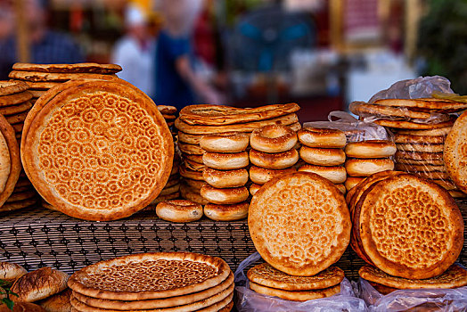 新疆喀什老城街头的大众食品----馕