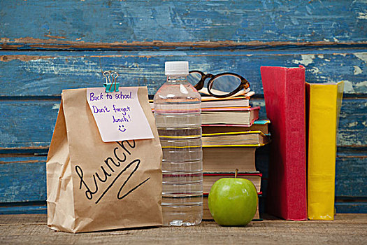 一堆,书本,苹果,水瓶,眼镜,午餐,包,蓝色,木质背景
