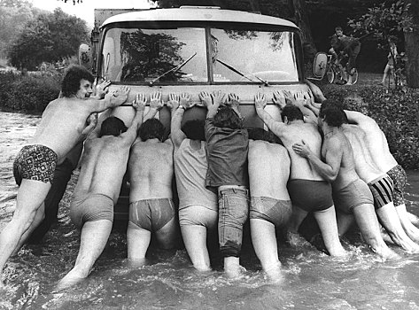 男人,推,汽车,水中,20世纪70年代,精准,地点,未知,捷克共和国,欧洲