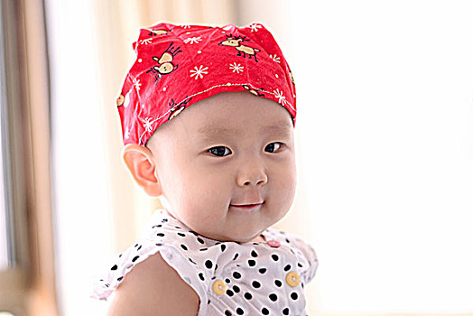 帶著頭巾可愛的8個月女嬰