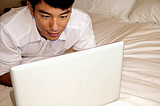 男人,卧,床,工作,笔记本电脑