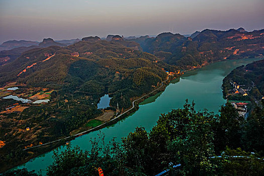 山,丹霞,水电站,蓝天,河流,田野风光,山脉,水库,旅行,地质公园,丹霞地貌,灌木,树,草,水潭,素材,平面设计