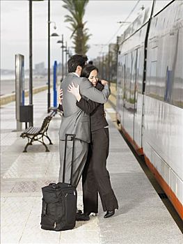 伴侣,套装,搂抱,电车站,靠近,缆车,阿利坎特,西班牙