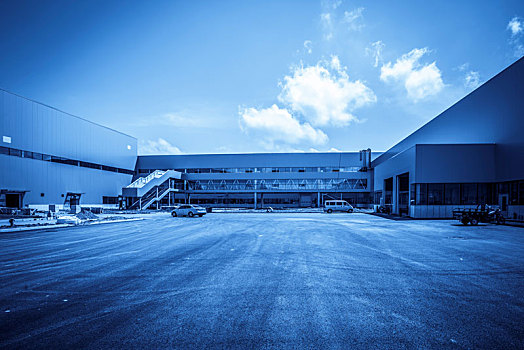 现代化的工厂厂房和物流仓库