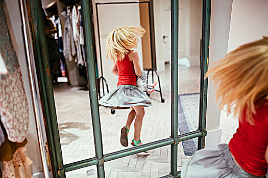 小女孩,金发,旋转,镜子