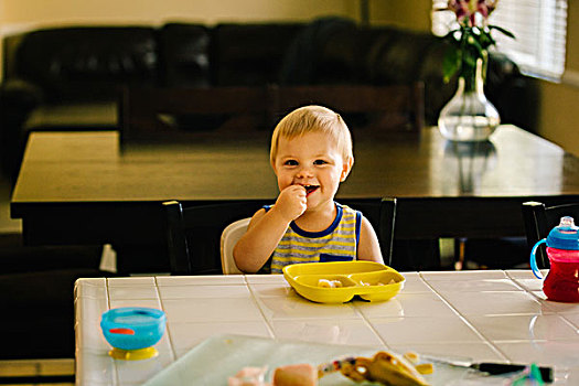 男孩,吃饭,食物,桌子