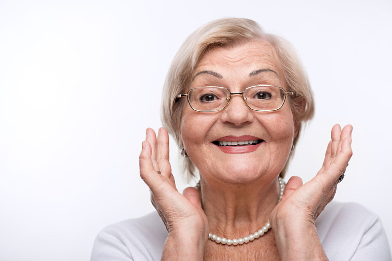 老人_女士_高兴_美女_老年_女人_看镜头_微笑_抬手_站立_白色背景