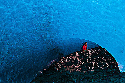 男人,冰,洞穴,根,冰河,兰格尔圣伊莱亚斯国家公园,阿拉斯加,夏天