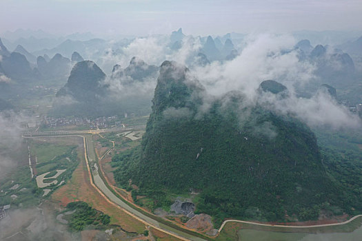 雨后的的喀斯特地貌风光更妖娆