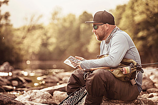 渔民,坐,河,石头,看,智能手机,斯洛文尼亚