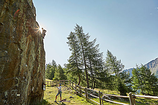 年轻,攀岩,情侣,攀登,岩石构造,南蒂罗尔,意大利