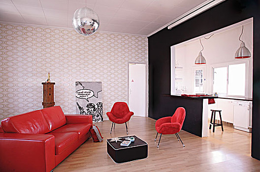 简约,客厅,光泽,红色,皮沙发,扶手椅,靠近,厨房,后面,黑色,分隔