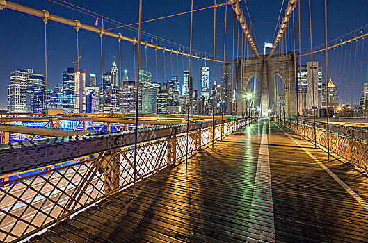 夜幕下的布鲁克林大桥上的人行走道