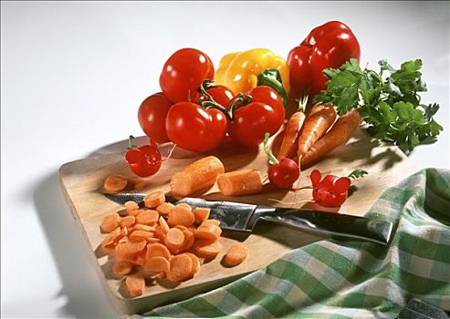 胡萝卜,西红柿,胡椒,刀,切菜板