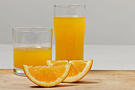 切开的橙子和两杯橙汁