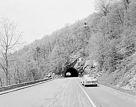 美国,弗吉尼亚,仙纳度国家公园,汽车,山路,隧道