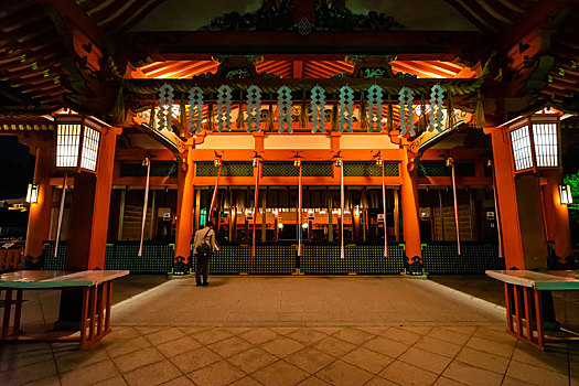 一名京都市民在伏见稻荷大社币殿前祈愿