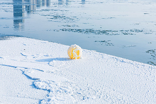 冰上金黄色浮球