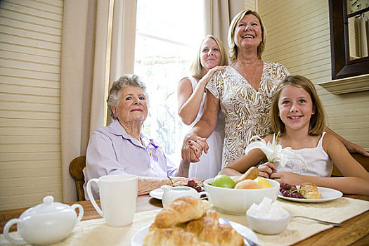 肖像,四代人,女人,早餐桌