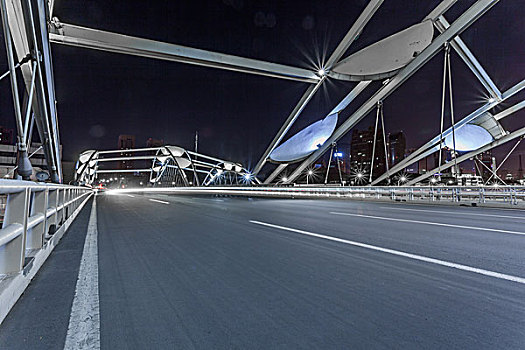 夜晚城市桥梁车流