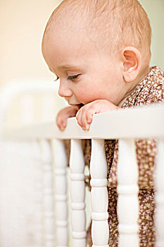 女婴,看,俯视,栏杆,婴儿床