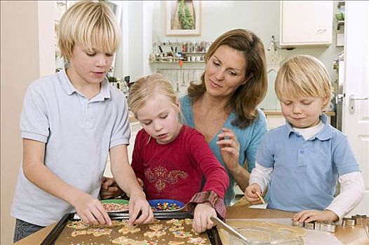 母亲,三个孩子,烘制,饼干