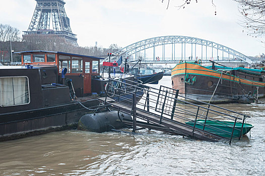 法国巴黎塞纳河上的驳船