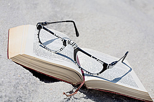 书本,眼镜,沙子