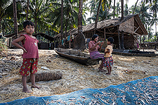 女人,两个孩子,正面,木屋,渔民,海滩,棕榈树,渔村,若开邦,缅甸,亚洲