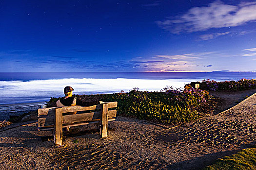 男人,坐,长椅,观景,加利福尼亚,美国
