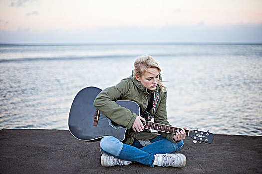 美女,弹吉他,海洋,背景