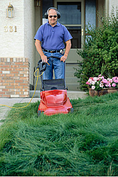 男人,修剪草坪,卡尔加里,艾伯塔省,加拿大