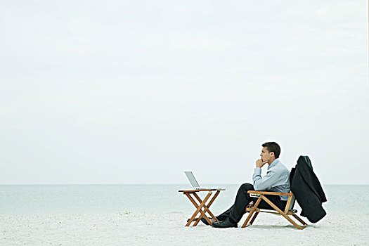 商务人士,坐,海滩,看,笔记本电脑,手,下巴,全身