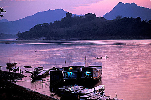 亚洲,老挝,琅勃拉邦,木质,货运,乘客,船,线条,堤岸,湄公河,黄昏