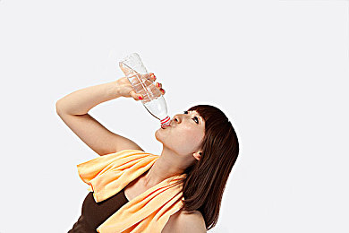 女人喝水图片