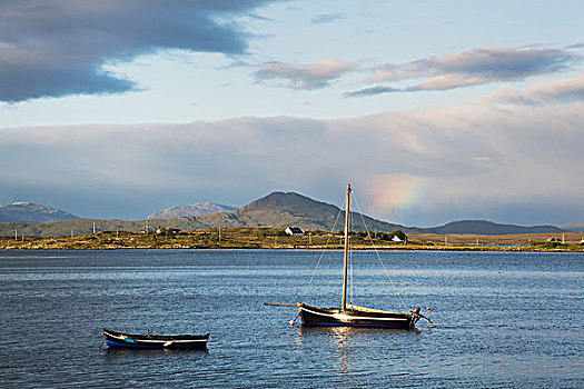 船,停泊,湖,云,山,背景,靠近,戈尔韦郡,爱尔兰