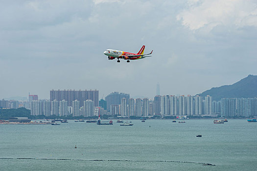 一架越捷航空的客机正降落在香港国际机场