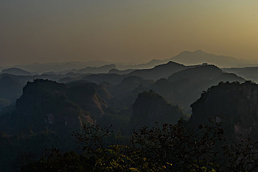 山,丹霞,太阳,蓝天,大气,山脉,驴友,旅行,地质公园,丹霞地貌,灌木,树,草,水潭,素材,平面设计