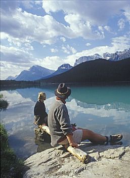 伴侣,享受,原木上,班夫国家公园,加拿大,艾伯塔省