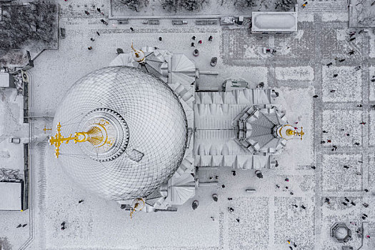 雪中的哈尔滨索菲亚教堂及广场