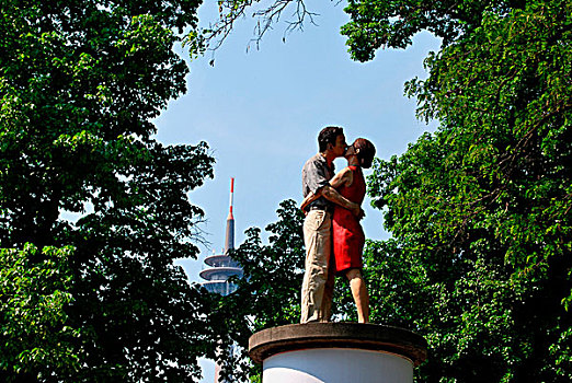 吻,伴侣,树,雕塑,广告,柱子,背影,通讯,塔,杜塞尔多夫,北莱茵威斯特伐利亚,德国,欧洲
