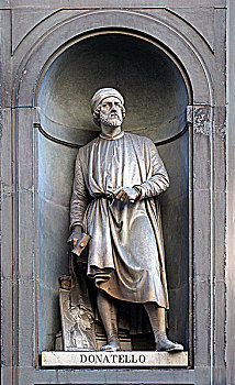 意大利佛罗伦萨老城中乌费兹美术馆建筑外立柱上设置的雕塑
