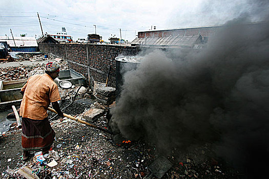 一个,男人,家禽,喂食,皮革,垃圾,炉子,排放,巨大,数量,黑烟,危险,健康,环境,达卡,孟加拉,六月,2008年