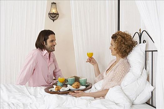 年轻,情侣,分享,床上早餐