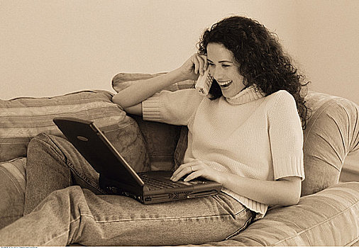 女人,沙发,无绳电话,笔记本电脑